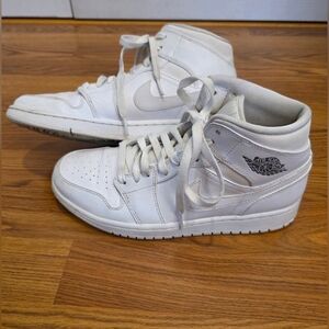 Nike Air Jordan 1 Mid Men’s SZ 8 White Cool Grey White 554724-120 Retro Sneakers